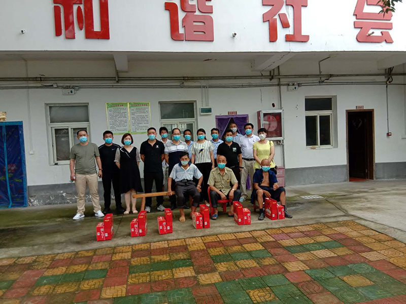 7.1前夕，崔仓村党员到乡敬老院送温暖.jpg