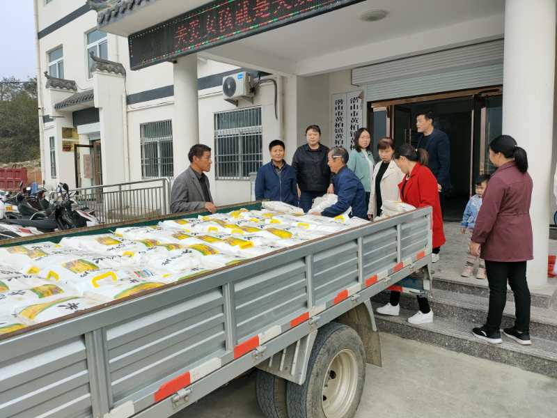 潜山石桥茶厂向三个结对帮扶村捐赠三千斤大米.jpg