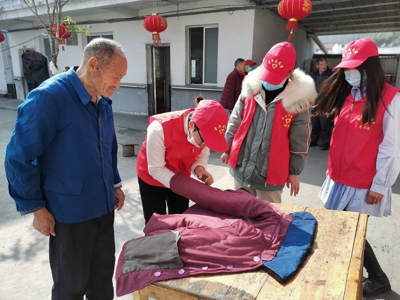 帮老人缝补衣物.jpg