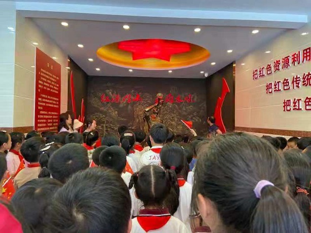 红色展馆小朋友.jpg